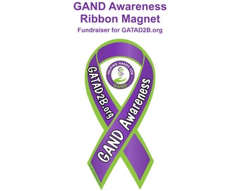 Puede incluir: Imán de cinta morado y verde con el texto "GAND Awareness" y "GATAD2B.org" y un pequeño logotipo que dice "Helping Hands for GAND".