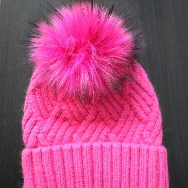 Bonnet en tricot torsadé, bonnet en tricot de laine et cachemire mélangés, bonnet amovible en fourrure de raton laveur véritable à pompon fuchsia avec fourrure fuchsia, DE RETOUR EN STOCK !