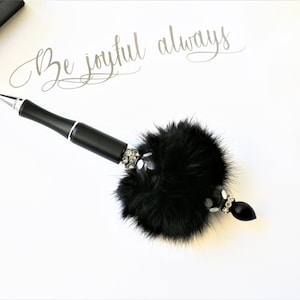 Stylo, stylo perlé, accessoires de bureau, agendas 2024, stylo tendance, stylo à encre, stylo orné de cristaux et de fourrure, article neuf