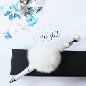 Stylo perlé, accessoires de bureau, planificateurs 2024, stylo de déclaration, stylo à encre, stylo embelli en cristal et en fourrure, nouvel article ! JE SUIS LISTE ! 2023-24