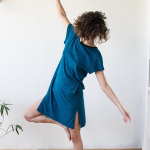 Abito t-shirt PERSONALIZZATO con tascaת Abito da donna in canapa e cotone sostenibile organico e fluido, abito a camicia casual su misura