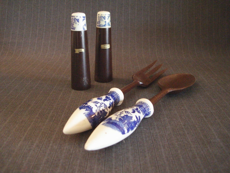 Blue Willow Pattern Hostess Set Japan Salad Set with Salt /& Pepper Shakers