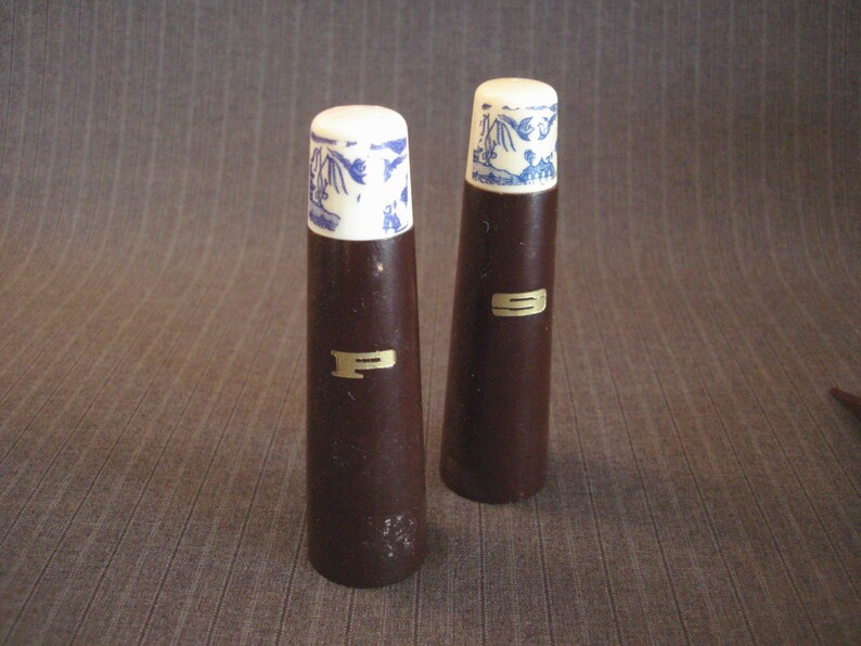 Blue Willow Pattern Hostess Set Japan Salad Set with Salt /& Pepper Shakers
