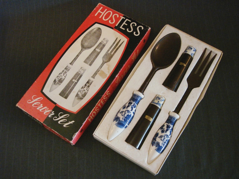 Blue Willow Pattern Hostess Set Japan Salad Set with Salt /& Pepper Shakers