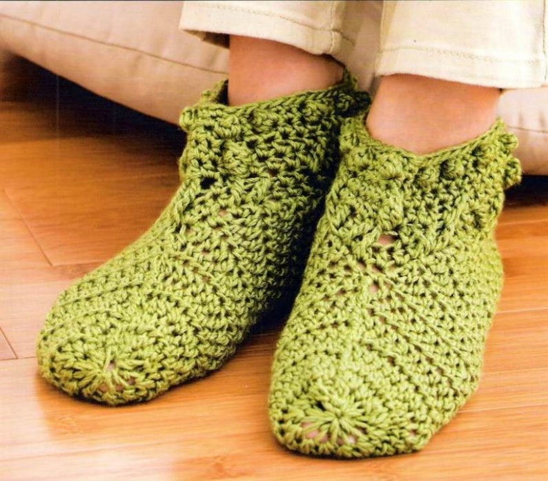 вязаные тапочки крючком. вязаные тапочки крючком. вязаные тапочки. вязаные тапочки для дома крючком. вязаные тапочки.