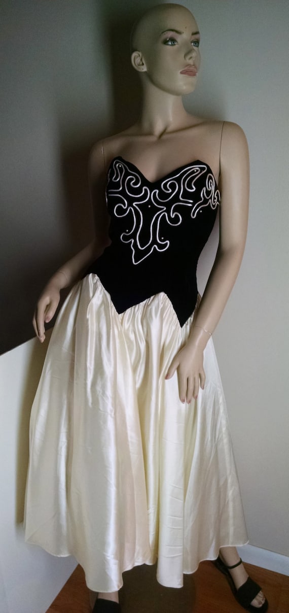 Black Velvet-White Satin New Years Dress / Size 1… - image 1