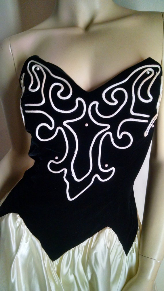 Black Velvet-White Satin New Years Dress / Size 1… - image 2
