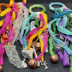 Witch Bells, Boho home protection charms, met traditionele heksenstenen, belletjes en bedeltjes in 3 verschillende thema&#39;s.