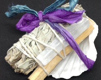 Kit de manchas en concha de vieira con palo santo y selenita atado con una cinta de sari