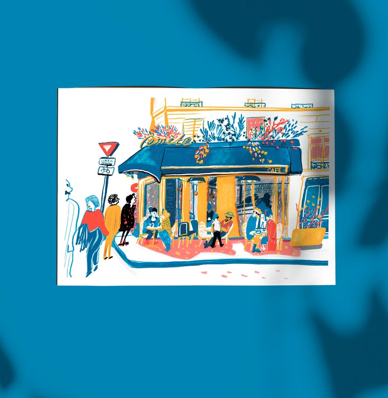 Puede incluir: Una ilustraci&oacute;n colorida de un caf&eacute; en Par&iacute;s, Francia. El caf&eacute; tiene un toldo azul con la palabra "Comedie" escrita en &eacute;l. Hay gente sentada afuera del caf&eacute;, disfrutando del caf&eacute; y la conversaci&oacute;n. La ilustraci&oacute;n est&aacute; hecha en un estilo suelto y expresivo.