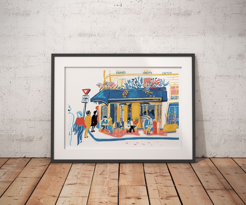 Puede incluir: Una ilustraci&oacute;n colorida de un caf&eacute; con un toldo azul y gente sentada afuera. El caf&eacute; est&aacute; rodeado de vegetaci&oacute;n y tiene un letrero que dice "Caf&eacute;".