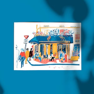 Puede incluir: Una ilustraci&oacute;n colorida de un caf&eacute; con un toldo azul y un letrero que dice "Caf&eacute;". Hay gente sentada afuera en mesas y algunas personas haciendo cola. El caf&eacute; est&aacute; rodeado de vegetaci&oacute;n y flores.