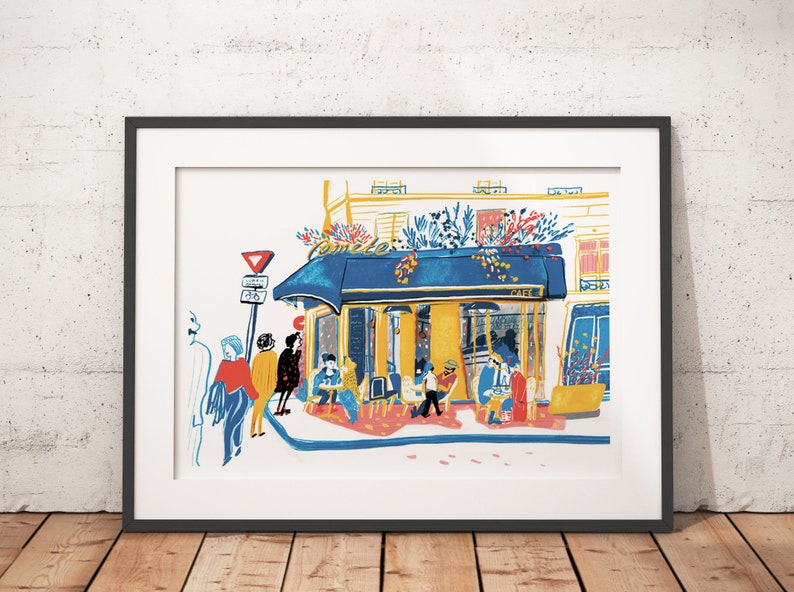Puede incluir: Una ilustraci&oacute;n colorida de un caf&eacute; parisino con un toldo azul y paredes amarillas. El caf&eacute; se llama "Comedie" y tiene un letrero que dice "Cafe". Hay gente sentada afuera del caf&eacute; y un letrero de calle en el fondo.