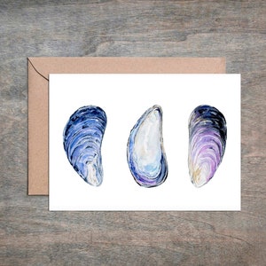 Tarjeta con tres mejillones de Nueva Inglaterra. Tarjeta individual o juego de cuatro tarjetas. Tarjeta en blanco. Arte náutico. Impresión náutica. Tarjeta náutica. Arte con conchas.