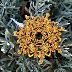 Arte de copos de nieve con quilling metálico, adornos navideños de papel, patrones de árboles con quilling