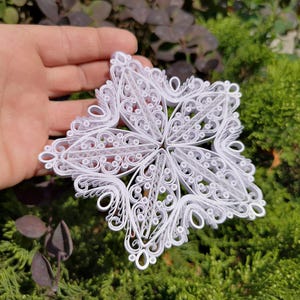 Decorazione natalizia a forma di stella di carta realizzata con il quilling, eleganti decorazioni a forma di fiocco di neve, arte natalizia realizzata con il quilling, perfetto ornamento natalizio, regalo fatto a mano con il quilling