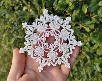 Quilled Christmas Ornaments, Paper Snowflake Art, Holiday Tree Decorations, Handmade Quilling, Family Ornament Decor