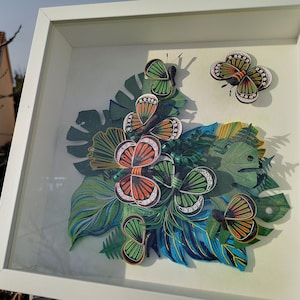 Arte 3D con farfalle in carta quilling, arte tropicale con quilling, vivace decorazione murale, regalo per occasioni speciali, arte incorniciata per compleanni