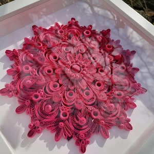 Mandala da parete con cornice in carta, Mandala in filigrana quilled, Decorazioni per la casa fatte a mano in carta, Regalo spirituale per inaugurazione della casa, Design d'interni rosso, Carta
