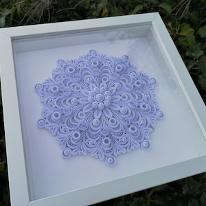 Decorazione da parete unica con mandala bianco quilled, decorazione mandala in carta, arte mandala fatta a mano, ornamento spirituale per la casa, regalo, compleanno, fatto a mano