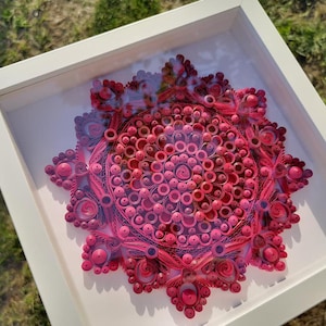 Mandala rosso vibrante con quilling, mandala di carta fatto a mano, arte del quilling, intricata decorazione murale 3D, elegante regalo per la casa, elegante decorazione geometrica