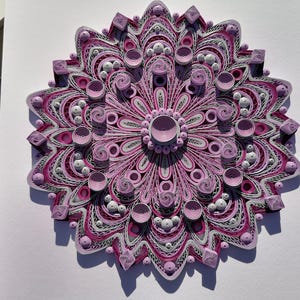 Mandala di carta viola e grigio, decorazione da parete con mandala quilled, ornamento unico per la casa, regalo di famiglia per la meditazione, decorazione da parete con geometria, regalo fatto a mano