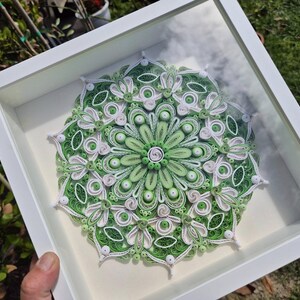 Mandala in carta 3D unica, simbolo di carta incorniciato, mandala geometrico verde bianco quilled, regalo di compleanno o matrimonio, decorazione da parete da 9,84 pollici