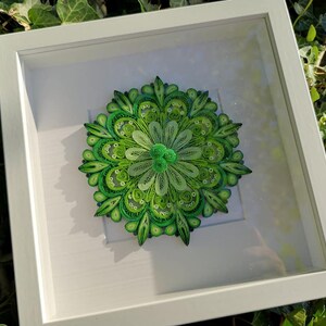 Mandala da parete in carta con quilling, mandala floreale verde, mandala geometrico in carta, arte unica fatta a mano, simbolo da appendere alla parete, decorazione in 3D con quilling.