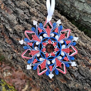 Mandala di carta rosso blu bianco, ornamento di carta quilled, mandala geometrico 3D USA, decorazione sospesa del 4 luglio, regalo patriottico unico, arte della carta