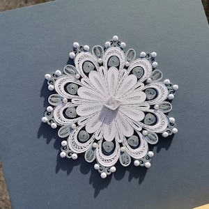 Mandala da parete con perline e quilling blu, mandala di carta fatto a mano, disegno geometrico con simbolo mandala, forma di vortice di carta, idea regalo unica per la casa.