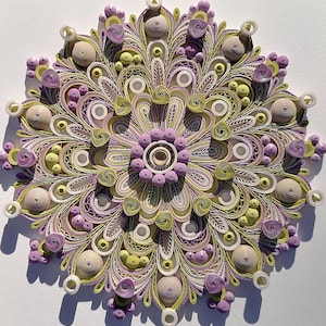 Mandala di carta viola e verde, decorazione da parete con mandala quilled, ornamento unico per la casa, regalo per la meditazione in famiglia, quadro geometrico da parete, regalo fatto a mano