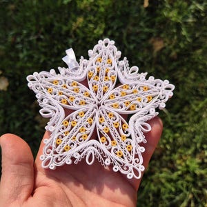 Fiocco di neve di Natale in carta, stella decorativa per albero realizzata con quilling, regalo unico per Capodanno, decorazione per albero di carta, arte natalizia realizzata con quilling di carta, fatta a mano