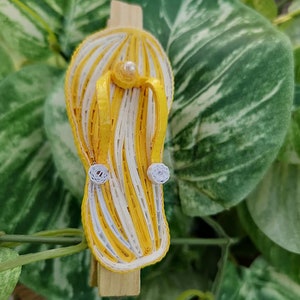 Op de afbeelding: Een gele en witte gestreepte papieren quilling flip-flop met witte parel accenten.