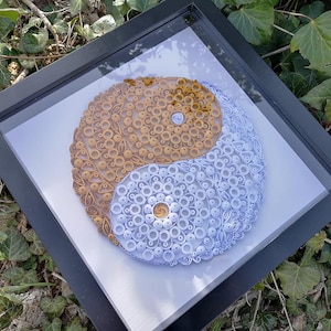 Mandala Yin Yang con Quilling, Decorazione da Parete Spirituale in Carta, Arte Quilling Fatta a Mano, Regalo per Occasioni Uniche, Mandala con Cornice Giallo Oro, Carta 3D