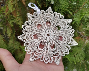 Papier filigraan sneeuwvlokornament, handgemaakte kerstversieringen, hangende boomdecoratie voor de feestdagen