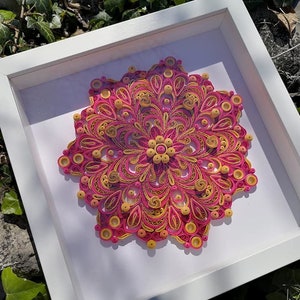 Decorazione floreale intricata con mandala di carta, decorazione murale con mandala quilled, idea regalo unica per compleanni, decorazioni spirituali per la casa, design Art Déco yoga, regalo di carta