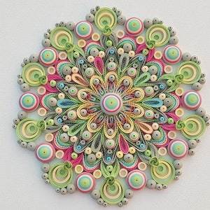 Mandala da parete con quilling, ornamento mandala in carta, regalo da parete geometrico in carta, arte murale colorata, regalo per la casa, fatto a mano, carta unica