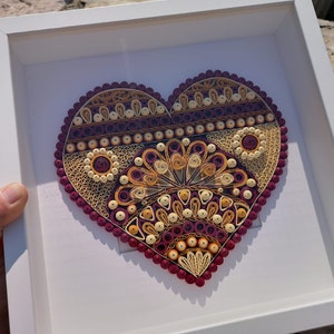 Arte con cuore di carta quilling, arte con mandala a forma di cuore incorniciata, decorazione da parete con quilling, arredamento moderno unico per la casa, regalo di carta Art Déco, idee per carta da parati