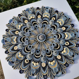 Mandala di carta blu nero, decorazione da parete con mandala quilled, ornamento unico per la casa, regalo di famiglia per la meditazione, decorazione da parete geometrica, regalo fatto a mano