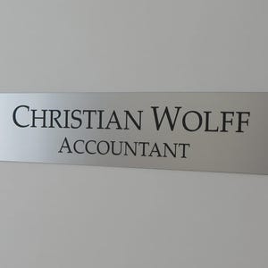 Anpassad väggskylt i akryl - Personlig namnskylt för kontoret med logotyp (25 x 7,5 cm)