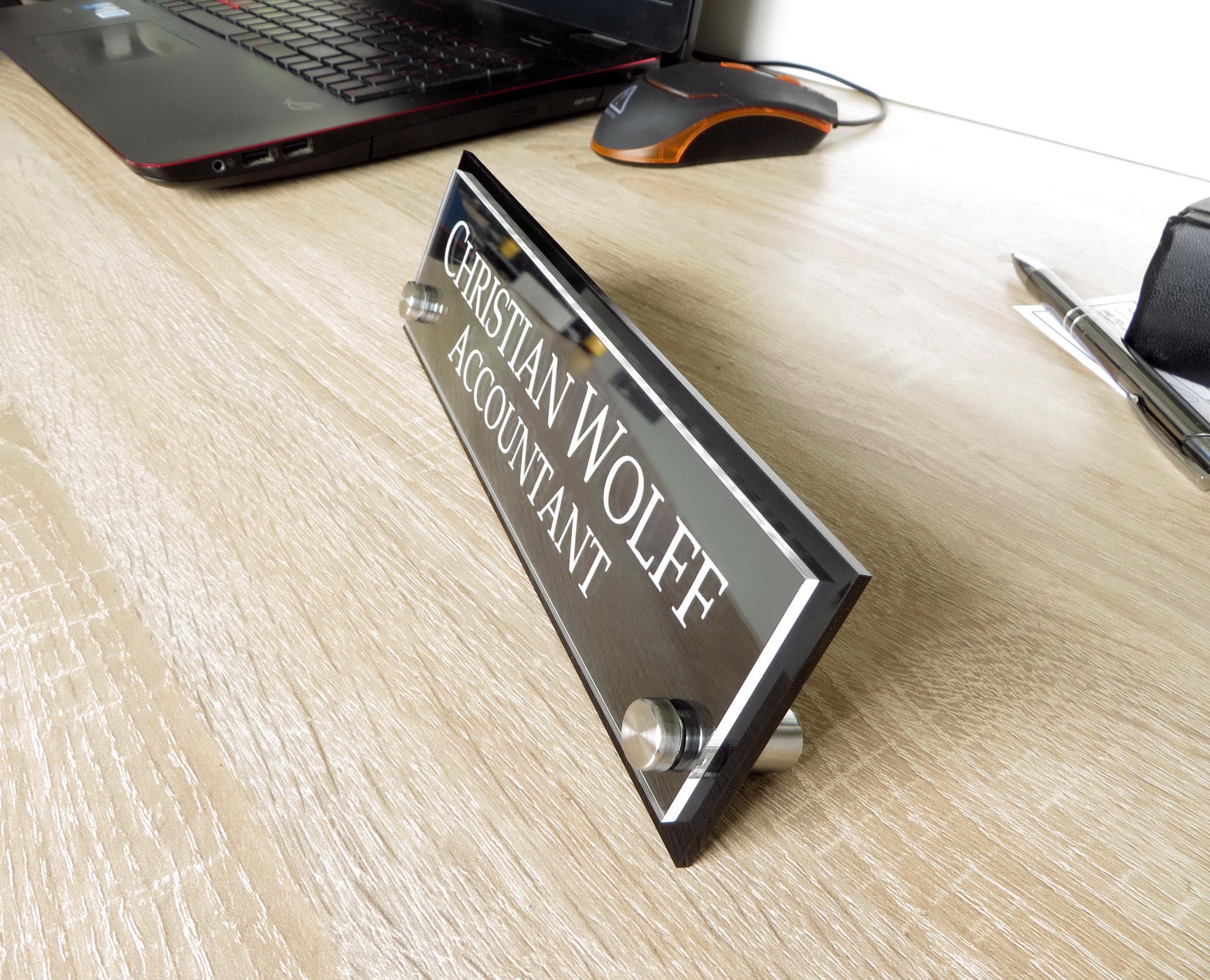 Produktbild von Personalisiertes Acryl-Namensschild Für Den Schreibtisch – Frei Beschriftbar, Perfekt Fürs Büro Oder Homeoffice