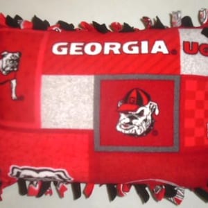 Almohada de trapo de tamaño completo, anudada a mano, de doble cara, con diseño de Bulldog de la Universidad de Georgia, hecha a mano, nueva