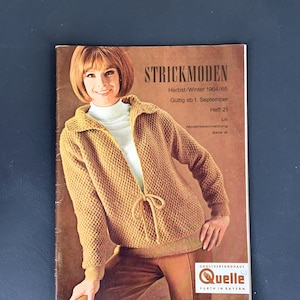 Può includere: Un libretto di modelli di maglia vintage con una donna che indossa un maglione di lana marrone con collo alto bianco. Il testo della copertina recita "Strickmoden Herbst/Winter 1964/65 Gültig ab 1. September Heft 21 Lill Modellbeschreibung Seite 15" e "Grossversandhaus Quelle Furth in Bayern".