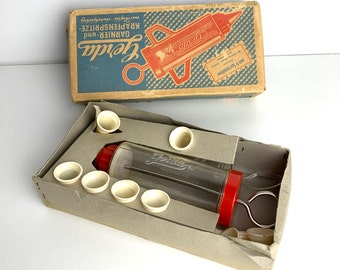 vintage garnishing and doughnut syringe "Gerda" with 9 nozzles in the original packaging, retro kitchen appliance, mix garnishing device,