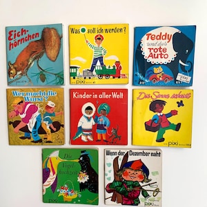 Könnte beinhalten: Eine Sammlung von Vintage-Kinderbüchern mit farbenfrohen Einbänden. Die Bücher zeigen Illustrationen von Tieren und Menschen mit deutschen Titeln. Die Bücher sind auf einer weißen Oberfläche angeordnet.
