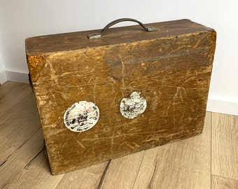 oude houten koffer, vintage houten kist, oude kist met deksel, houten kist, houten kist als decoratie, opberger, woondecoratie