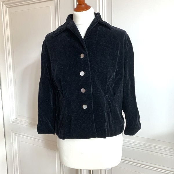 kurze schwarze Samtjacke, Samtjäckchen mit Kragen und Perlmuttknöpfen, vintage Mode, vintage Damenjacke, Damenblazer