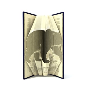 Könnte beinhalten: Ein Buch mit gefalteten Seiten, um einen 3D-Origami-Bären zu erstellen. Der Bär besteht aus den Seiten des Buches, und das Buch ist geöffnet, um den Bären zu enthüllen.