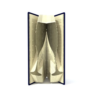 Peut inclure: Un livre dont les pages sont pliées en un design 3D, créant une forme qui ressemble à une structure haute et étroite. Le livre est ouvert et les pages sont pliées selon un motif symétrique. Le livre a une couverture bleu foncé.