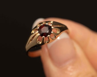 Vintage 9ct Gold Belcher Set Garnet Ring · 6mm Stone · Size 9.25